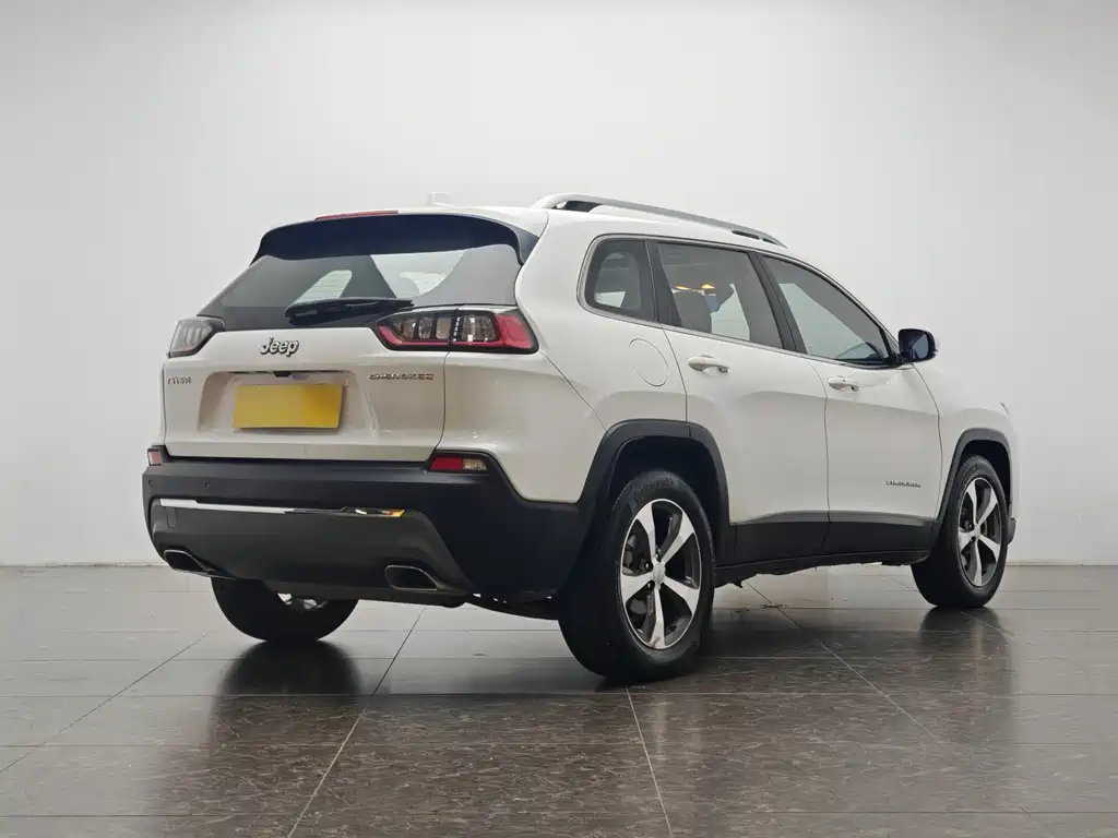 Jeep Cherokee — фото 3