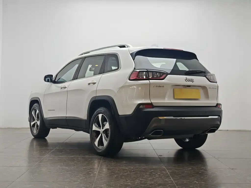 Jeep Cherokee — фото 4