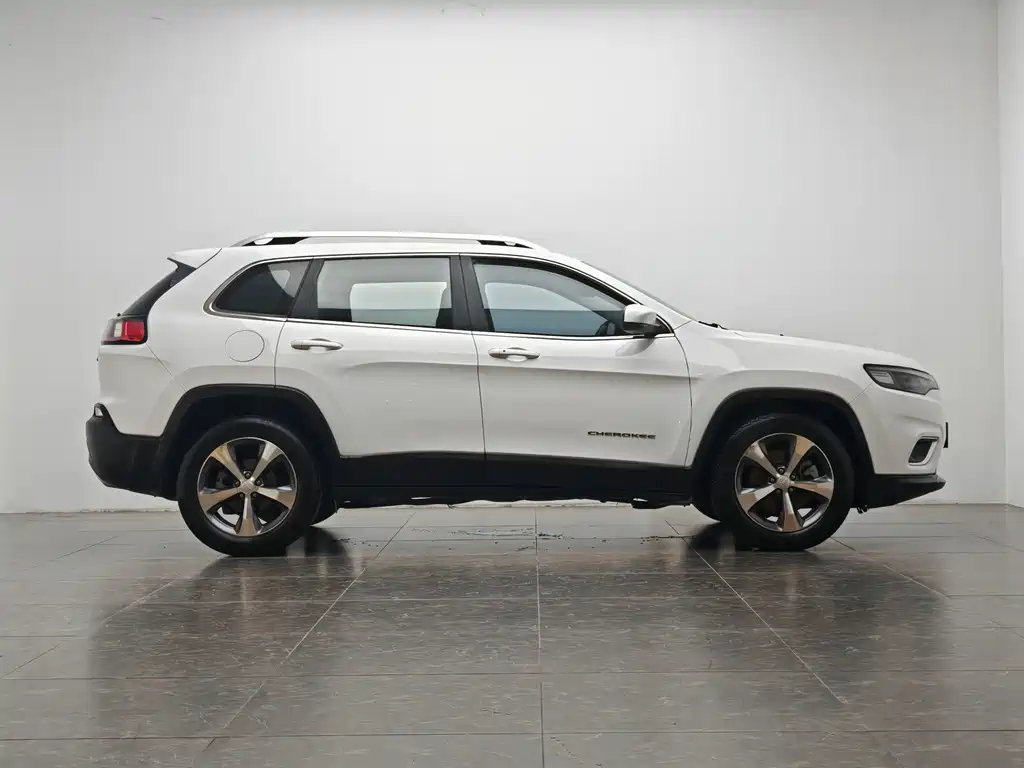 Jeep Cherokee — фото 10