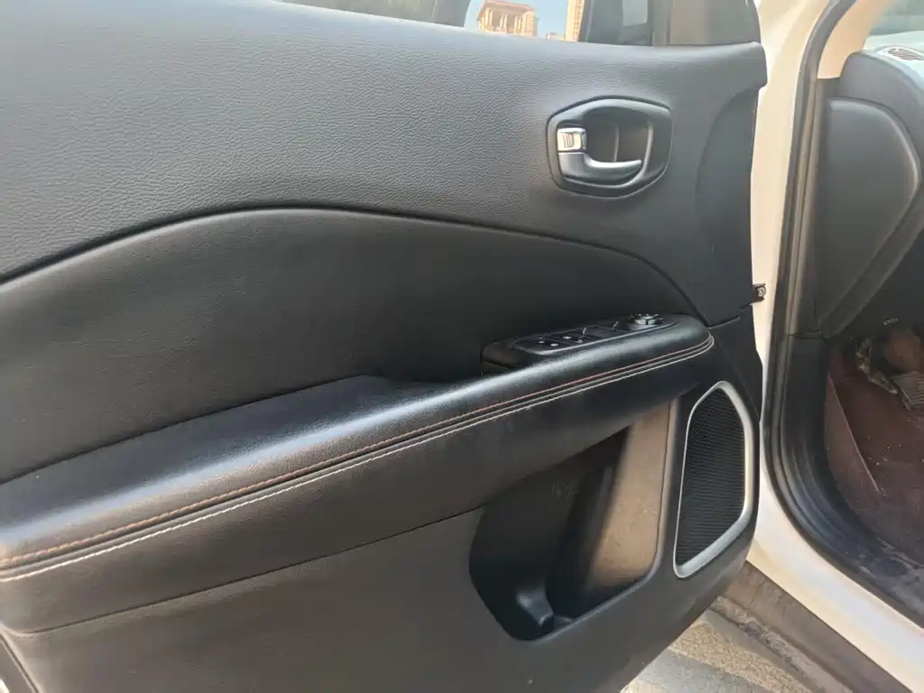 Jeep Compass — фото 4