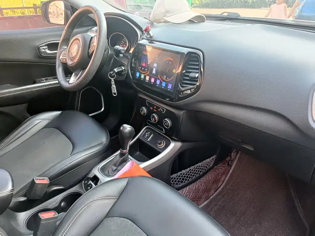 Jeep Compass — фото 8