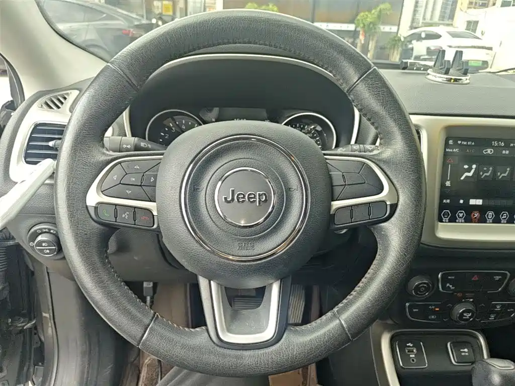 Jeep Compass — фото 11