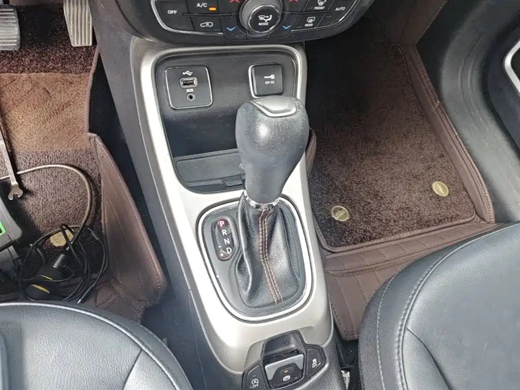 Jeep Compass — фото 14