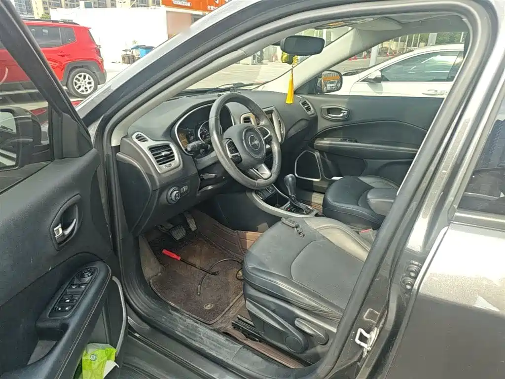 Jeep Compass — фото 15