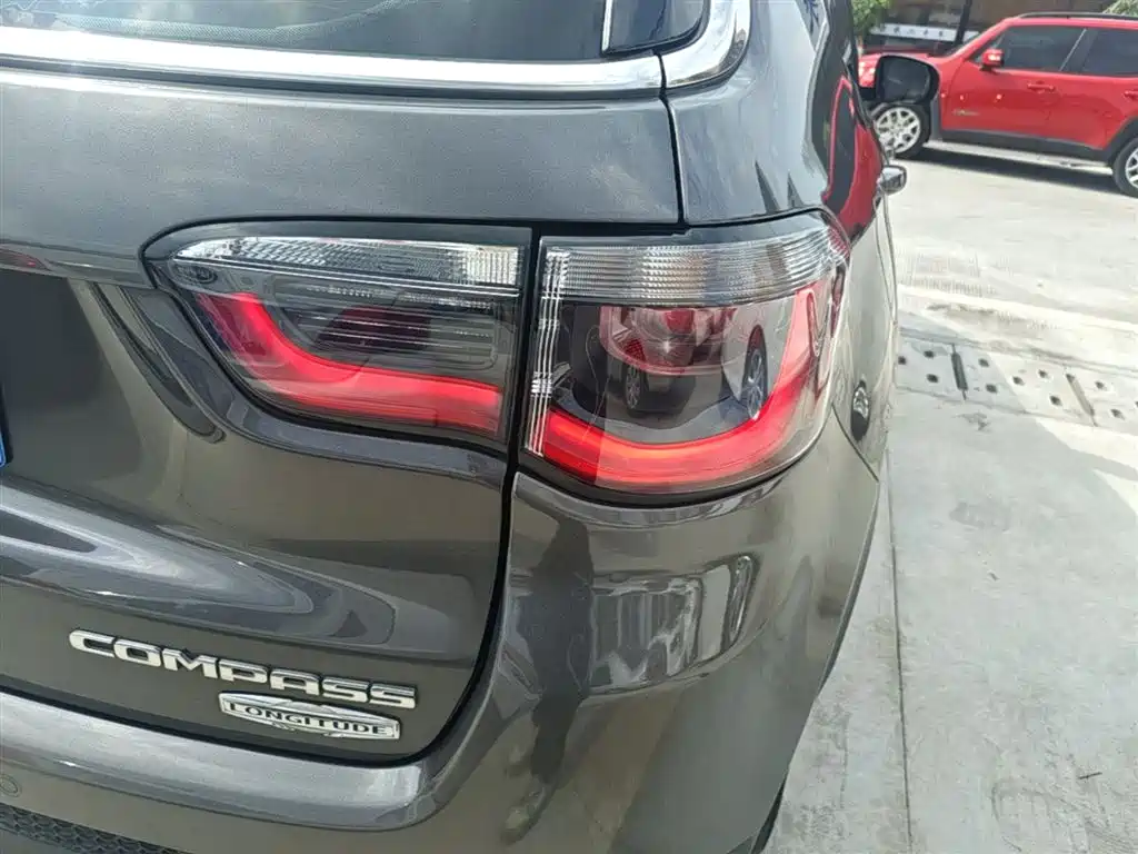 Jeep Compass — фото 8