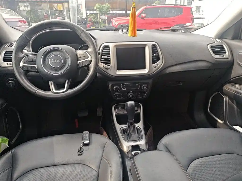 Jeep Compass — фото 10