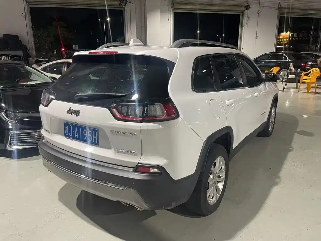 Jeep Cherokee — фото 4