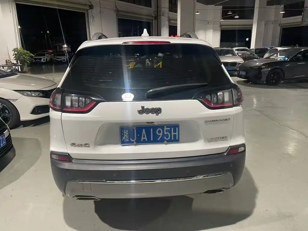 Jeep Cherokee — фото 5