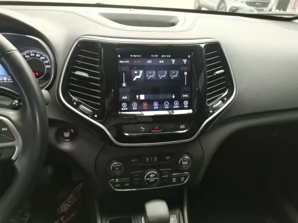 Jeep Cherokee — фото 13