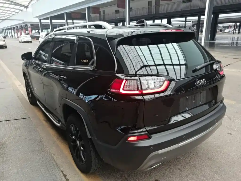 Jeep Cherokee — фото 5