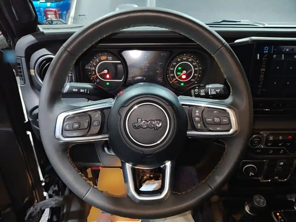 Jeep Wrangler — фото 11
