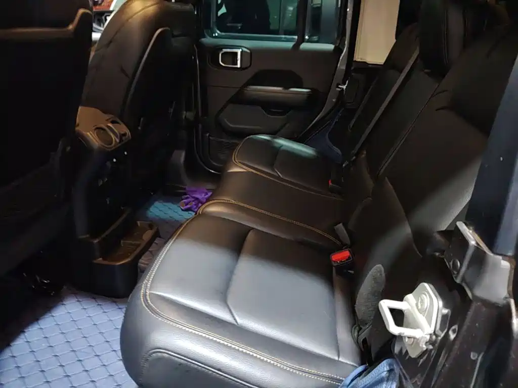 Jeep Wrangler — фото 17
