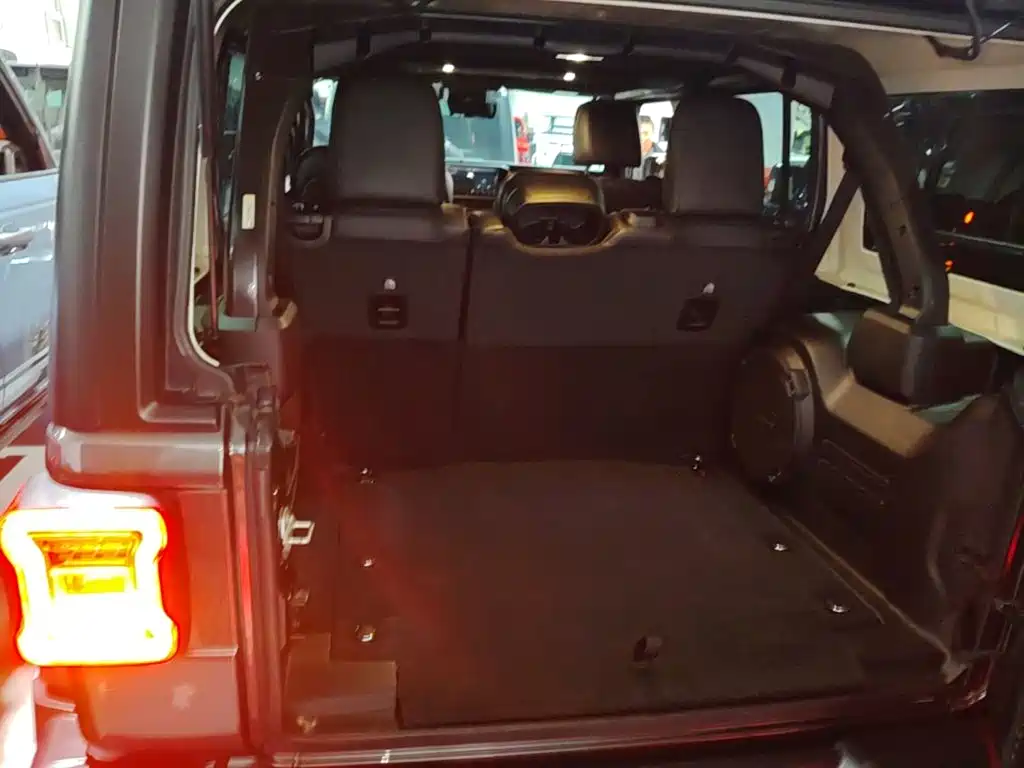 Jeep Wrangler — фото 19