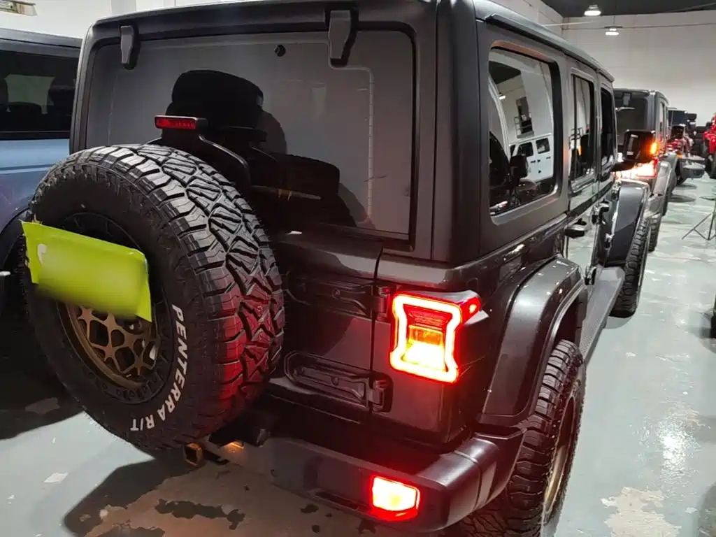 Jeep Wrangler — фото 7