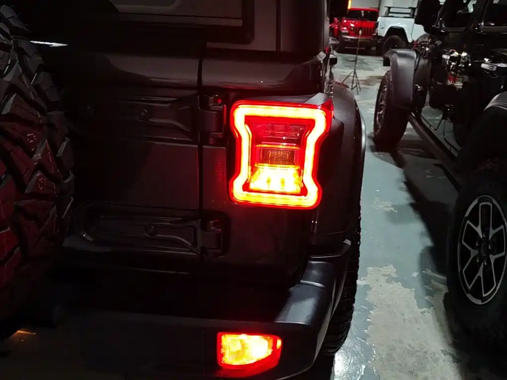 Jeep Wrangler — фото 8