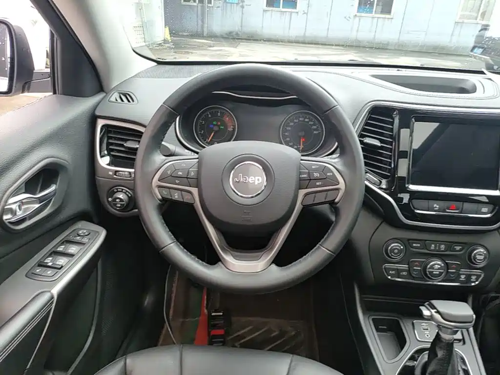 Jeep Cherokee — фото 11