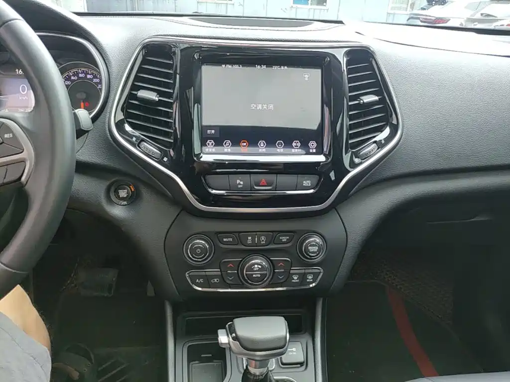 Jeep Cherokee — фото 13