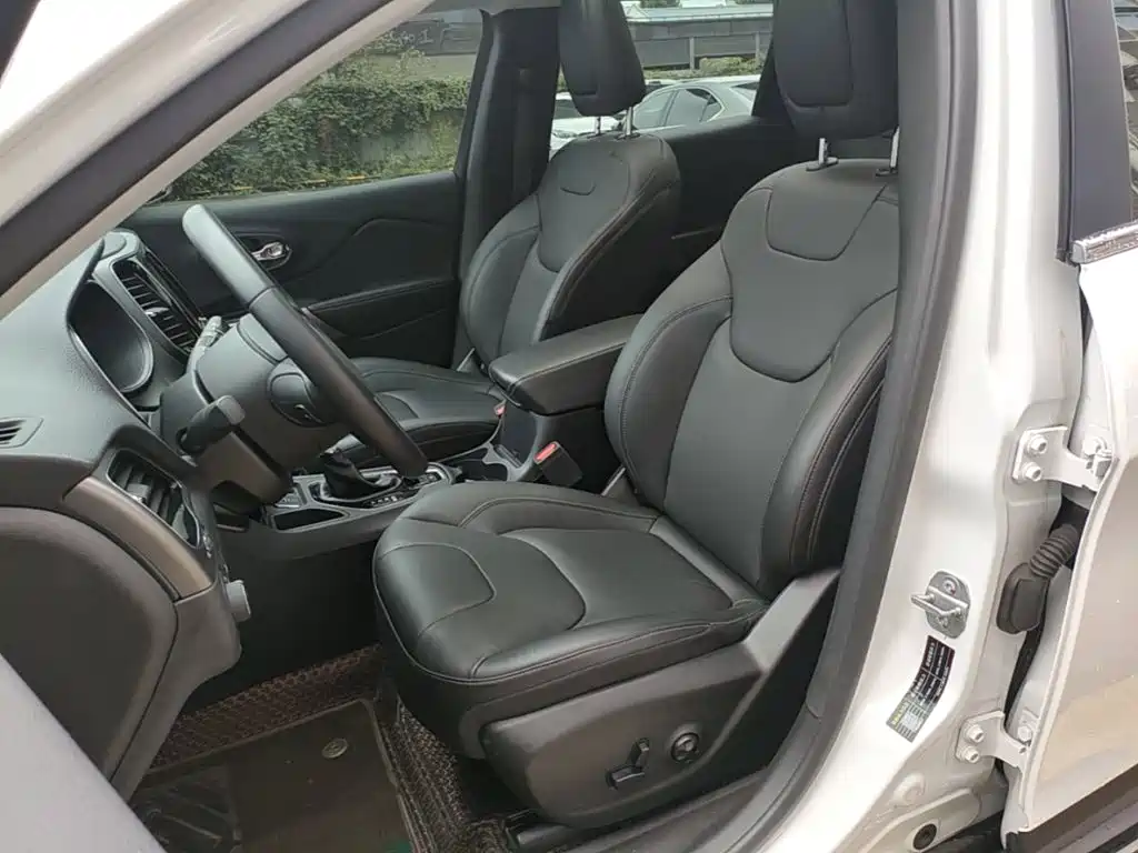 Jeep Cherokee — фото 15