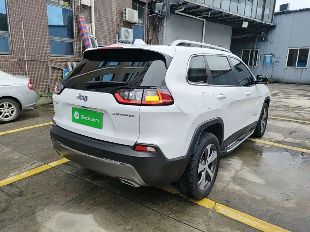Jeep Cherokee — фото 7