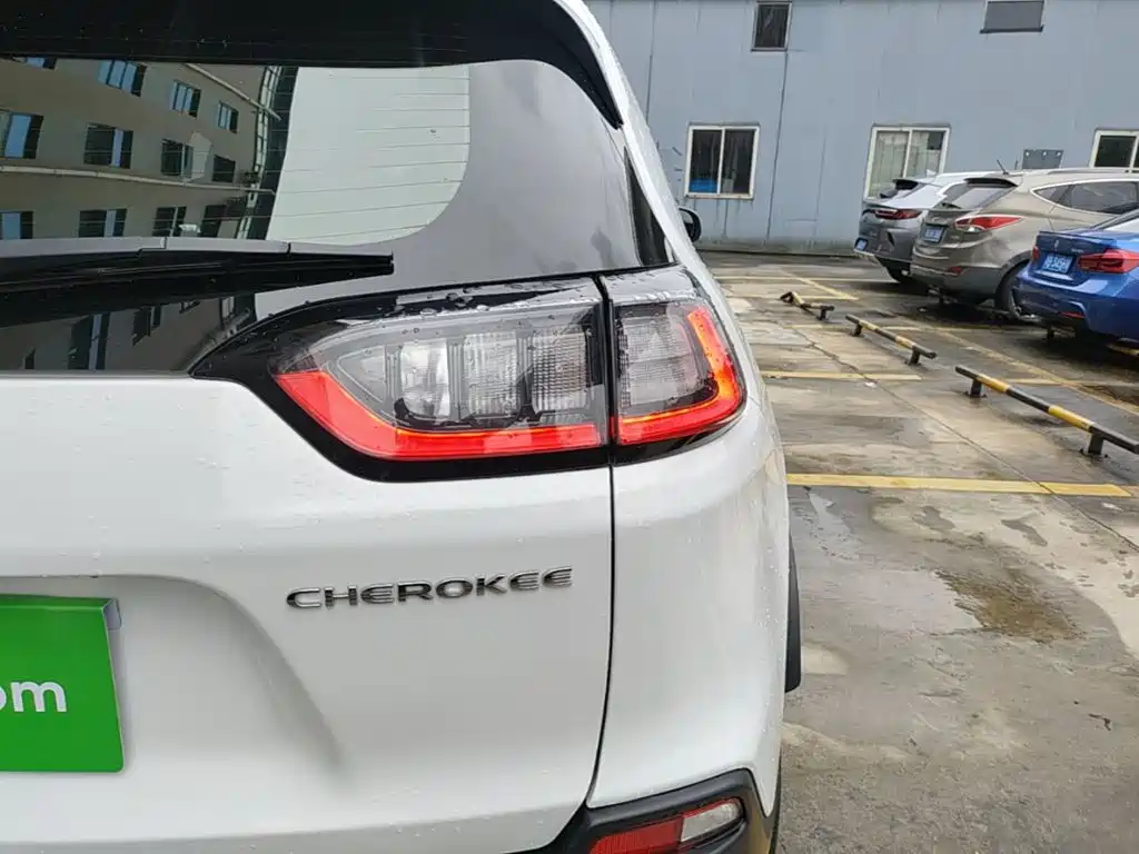 Jeep Cherokee — фото 8