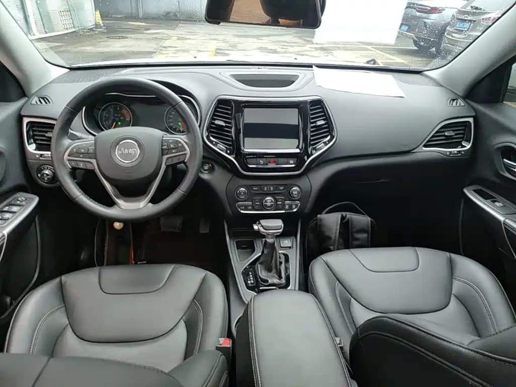 Jeep Cherokee — фото 10