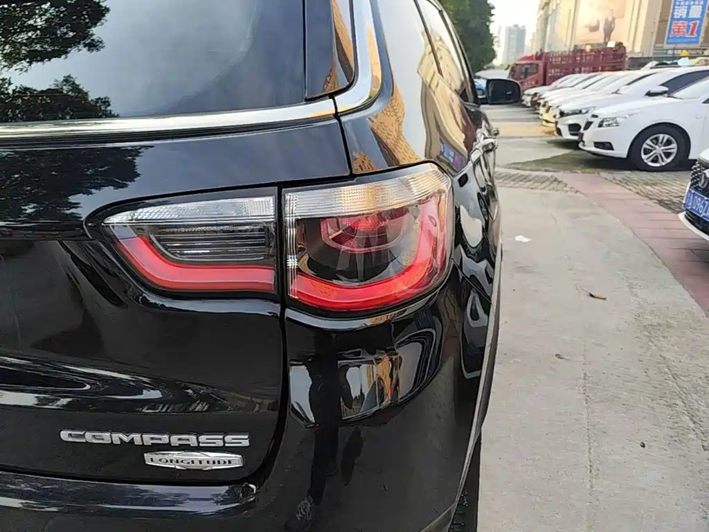 Jeep Compass — фото 24
