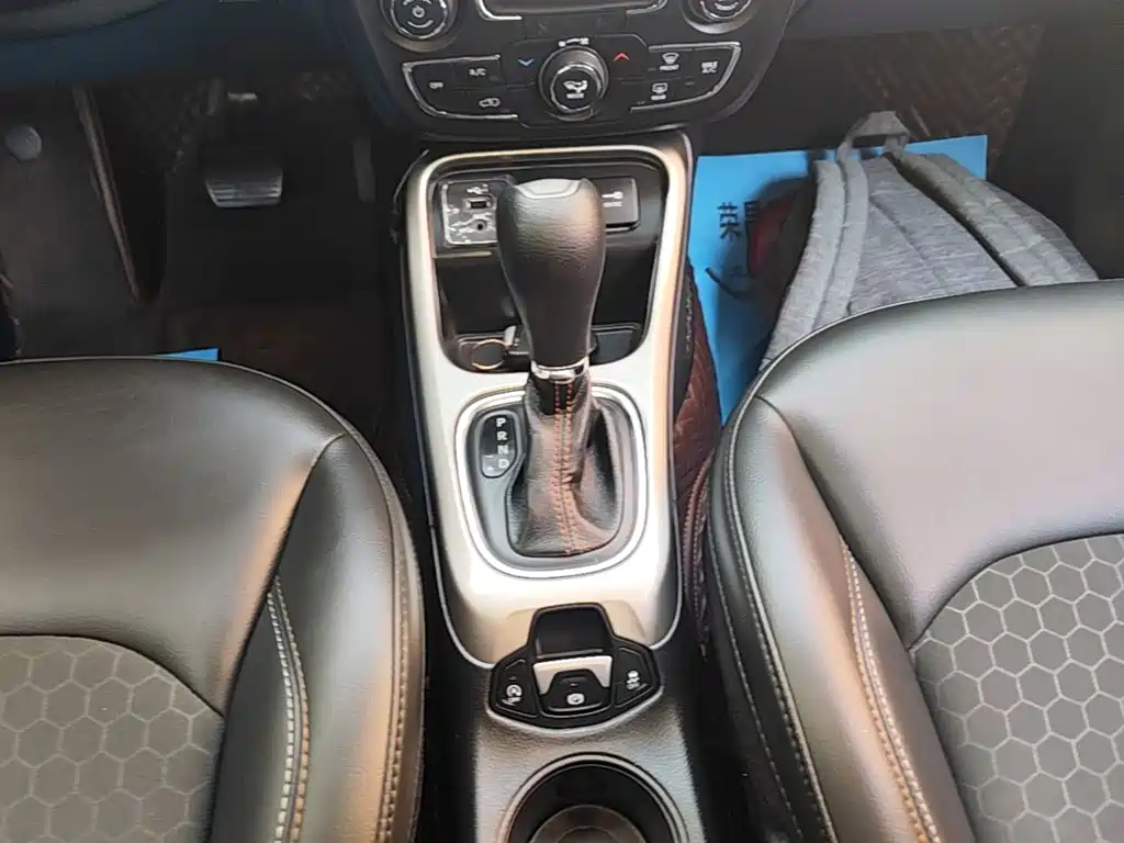 Jeep Compass — фото 10