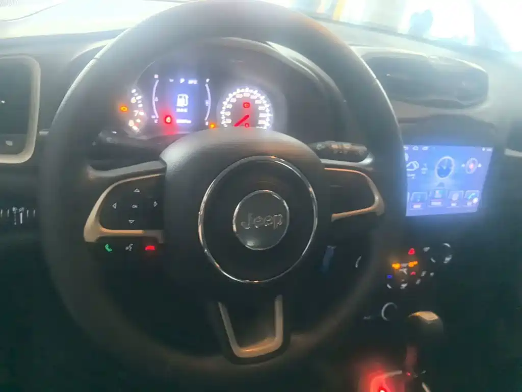 Jeep Renegade — фото 11