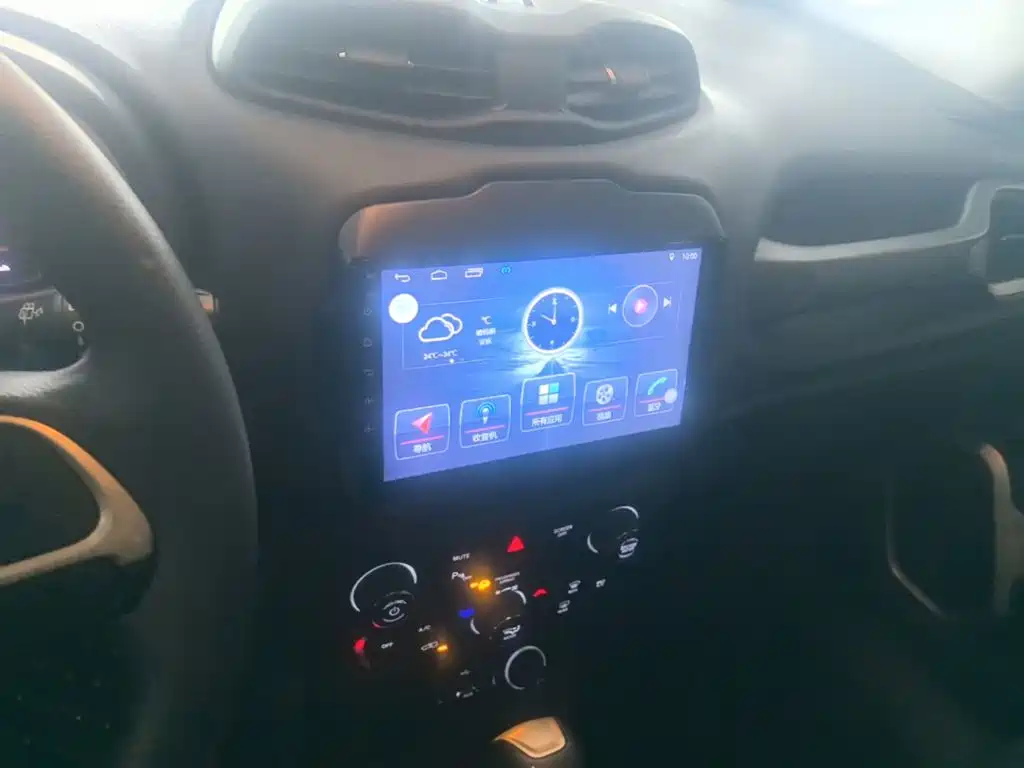 Jeep Renegade — фото 13