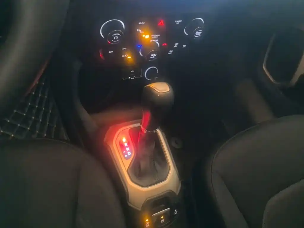 Jeep Renegade — фото 14