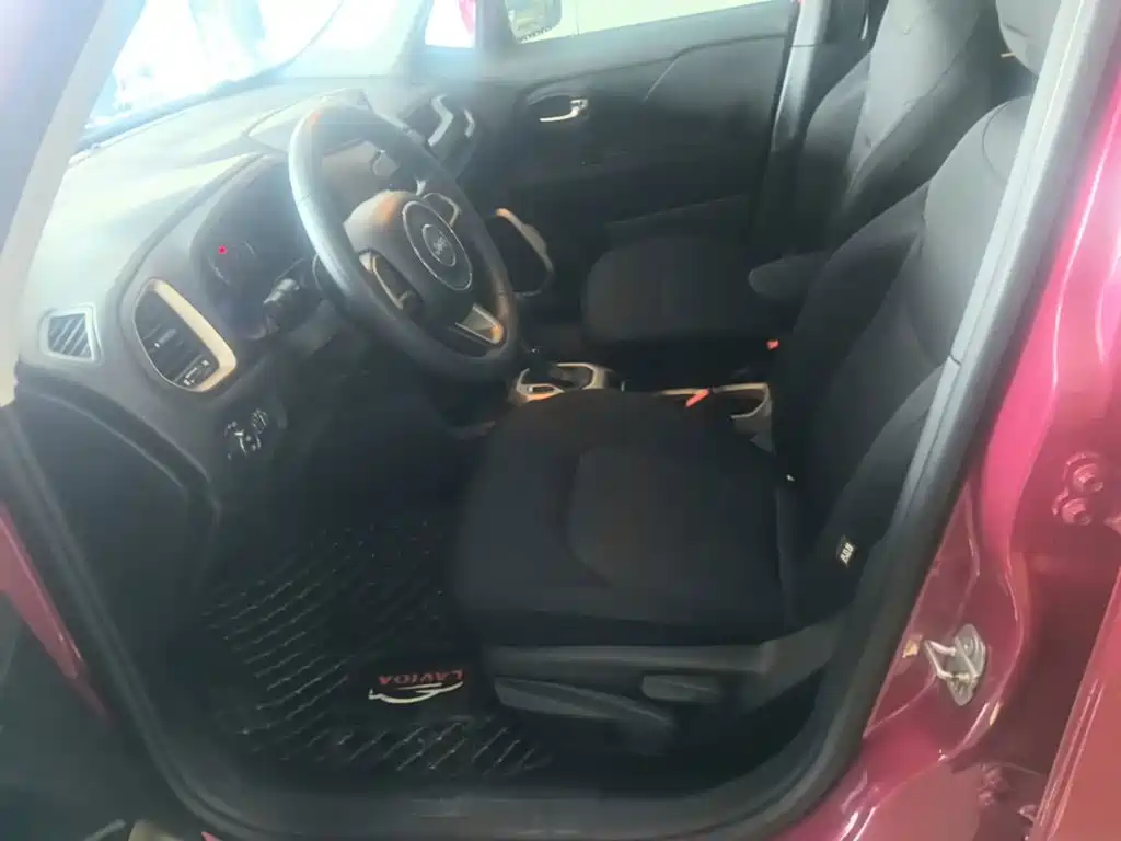 Jeep Renegade — фото 15