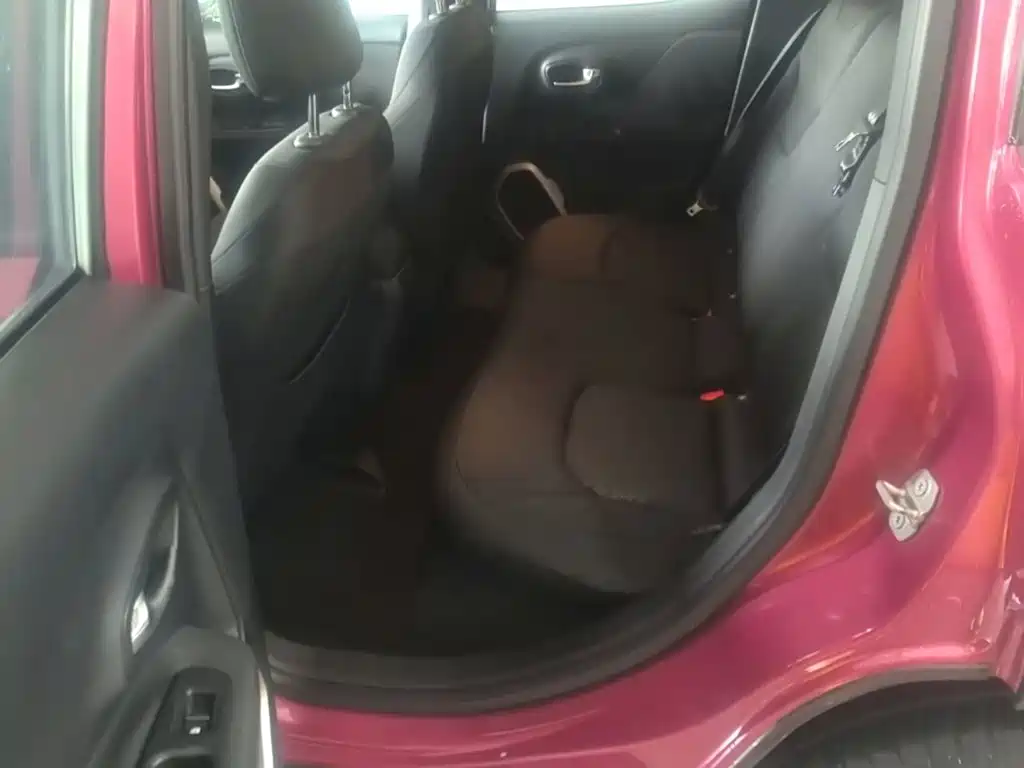 Jeep Renegade — фото 17