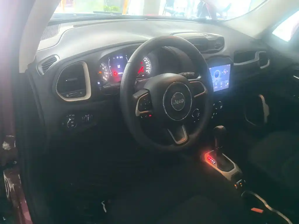 Jeep Renegade — фото 10