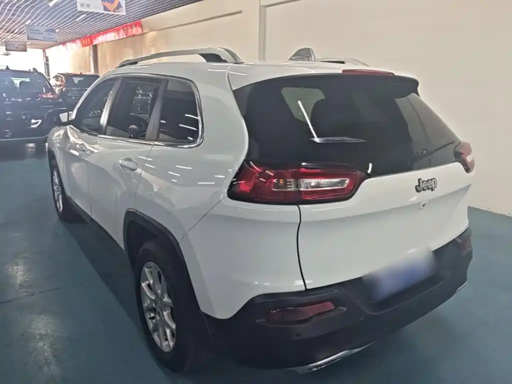 Jeep Cherokee — фото 5