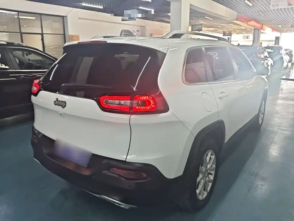 Jeep Cherokee — фото 7