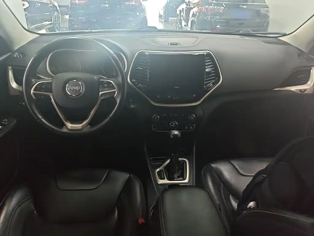 Jeep Cherokee — фото 10