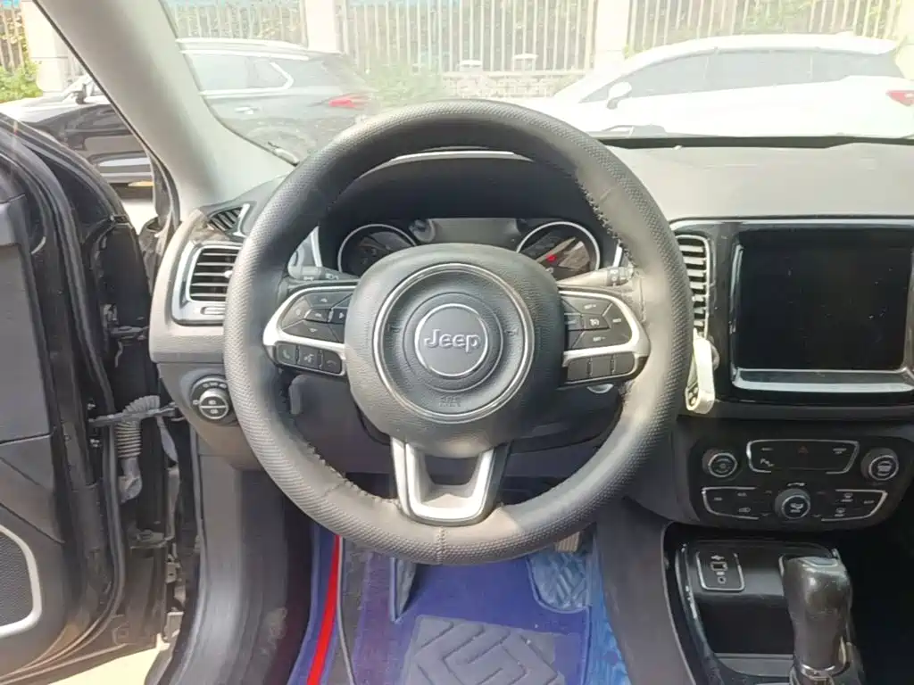 Jeep Compass — фото 11