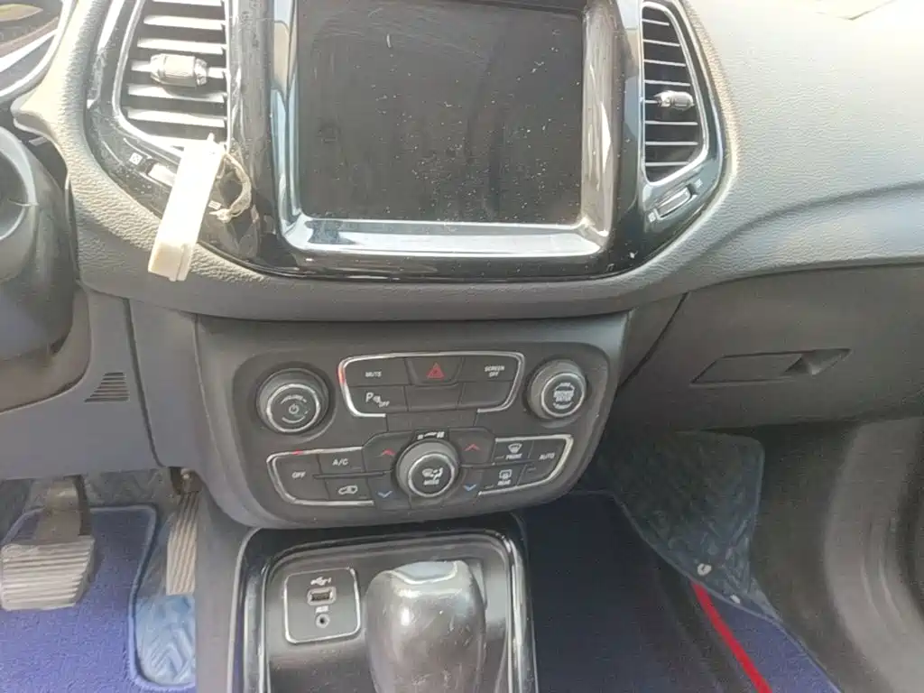 Jeep Compass — фото 13