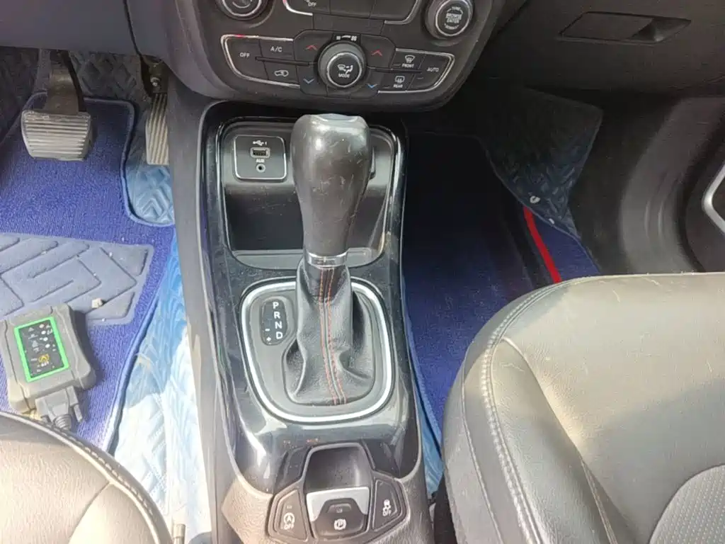 Jeep Compass — фото 14