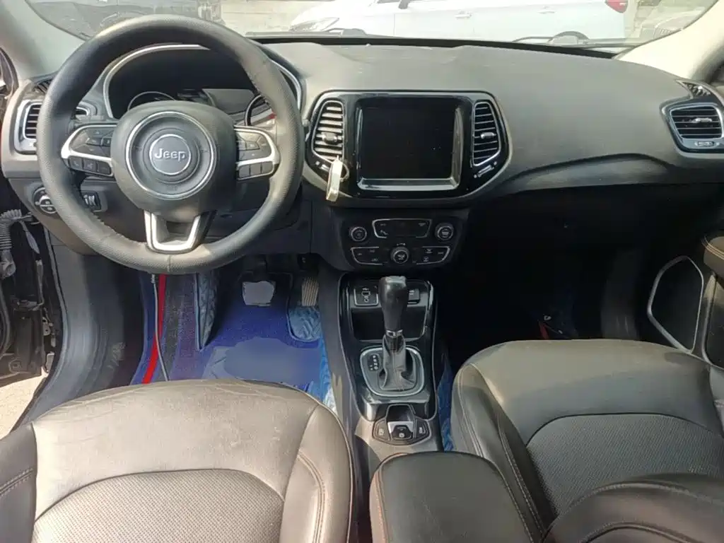 Jeep Compass — фото 10