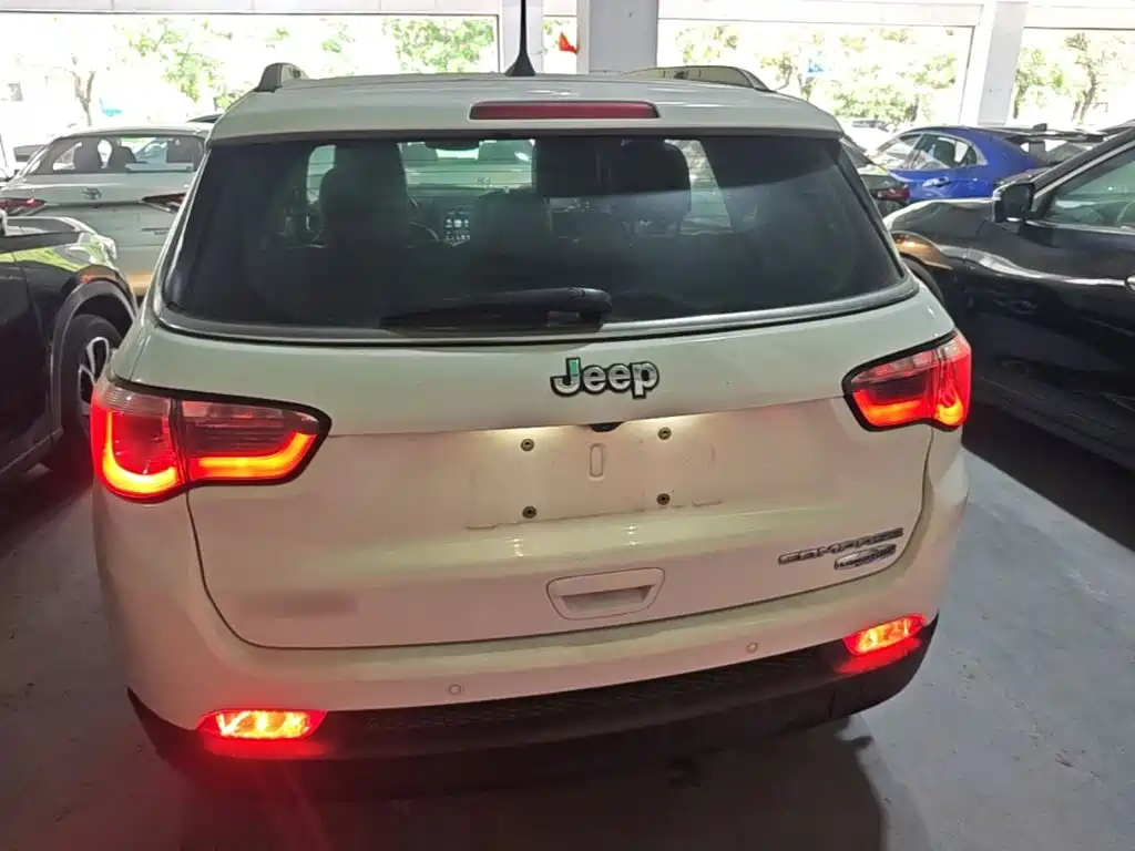 Jeep Compass — фото 6