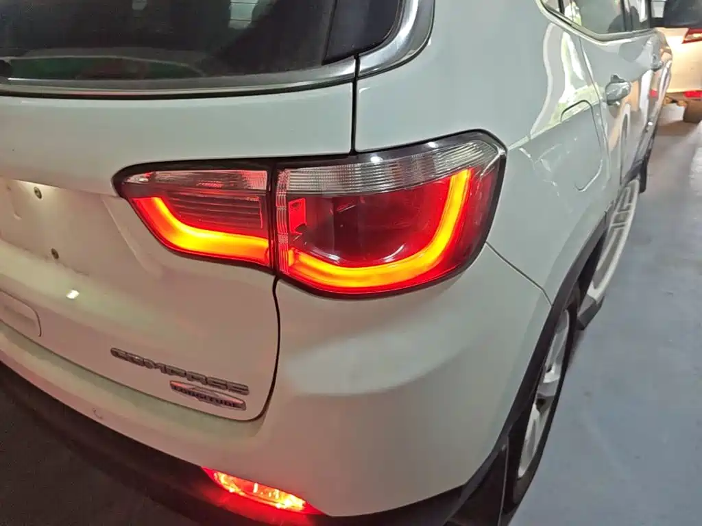 Jeep Compass — фото 8