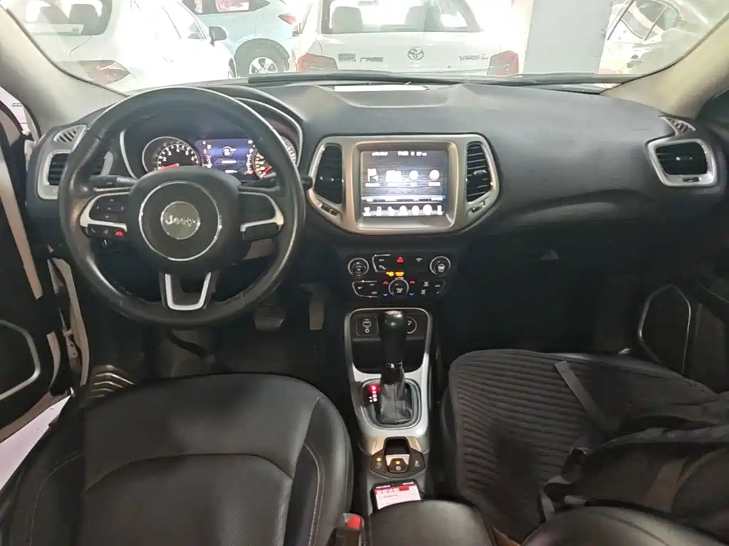 Jeep Compass — фото 10