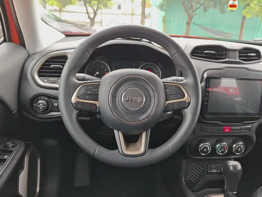 Jeep Renegade — фото 11