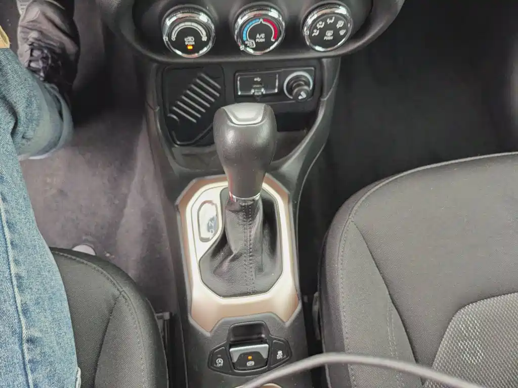 Jeep Renegade — фото 14