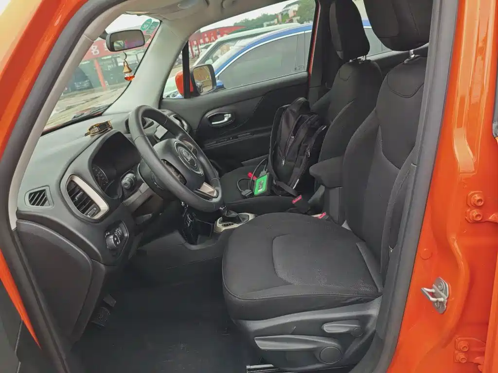 Jeep Renegade — фото 15
