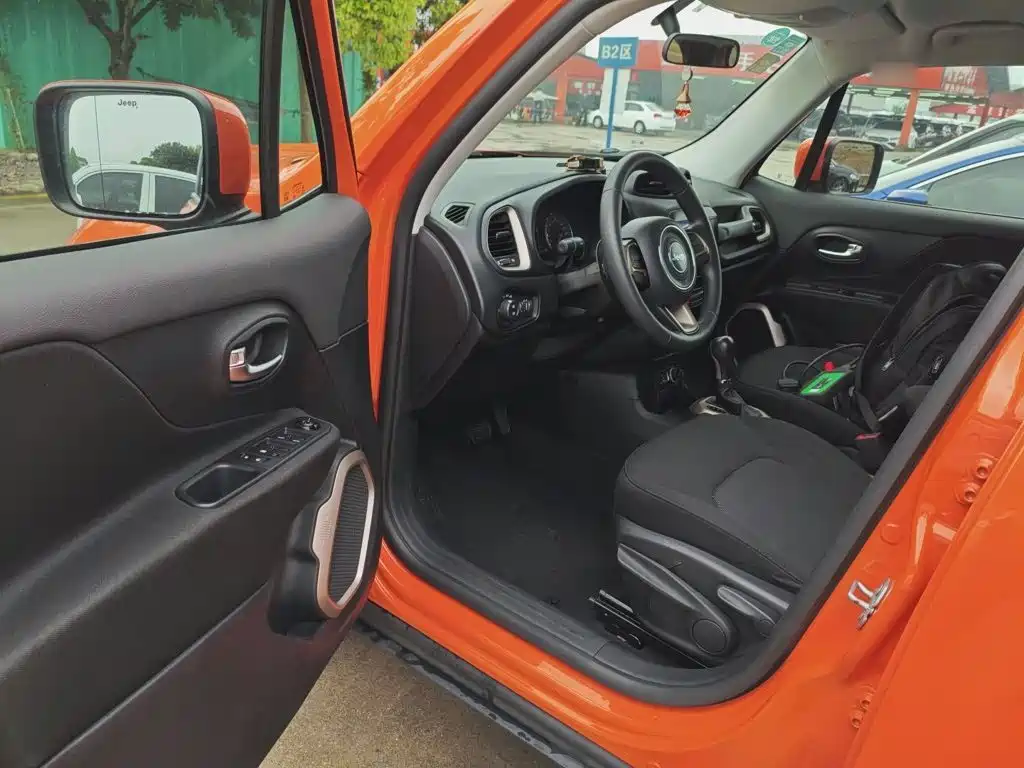 Jeep Renegade — фото 16