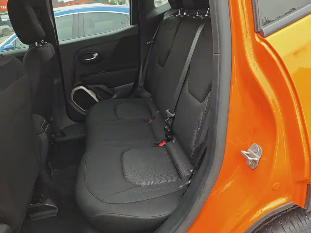 Jeep Renegade — фото 17