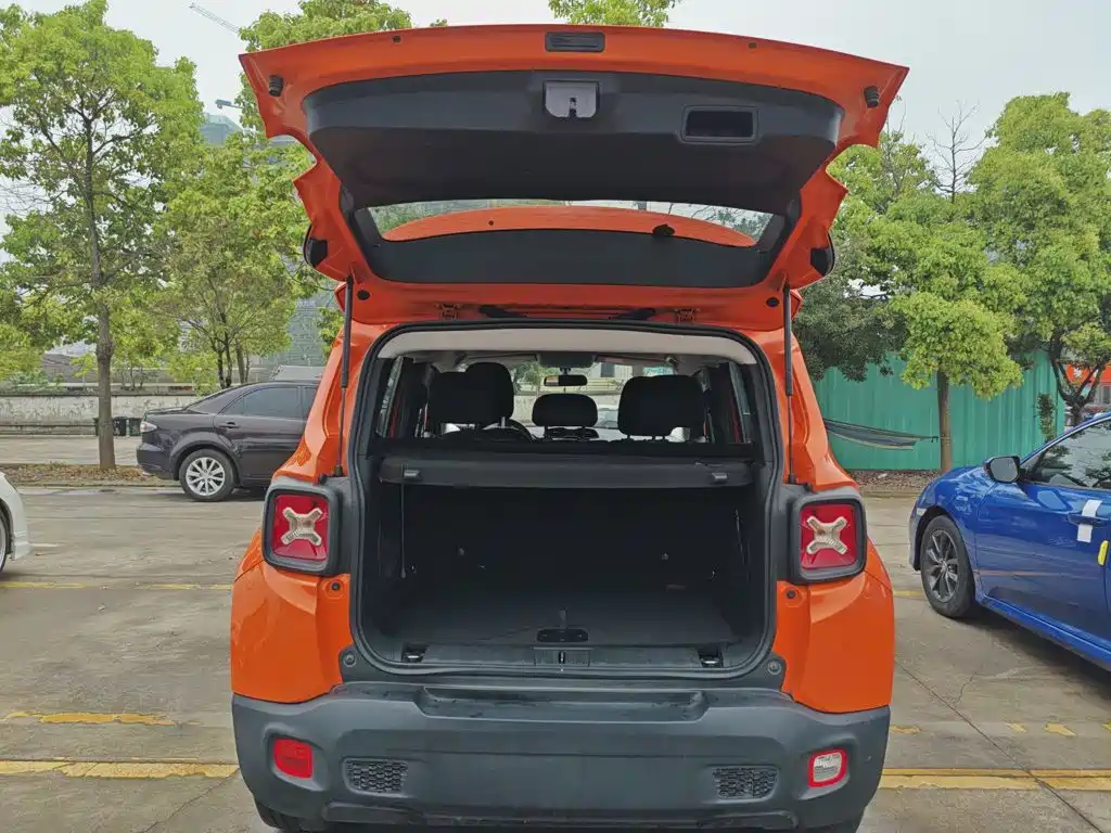 Jeep Renegade — фото 19