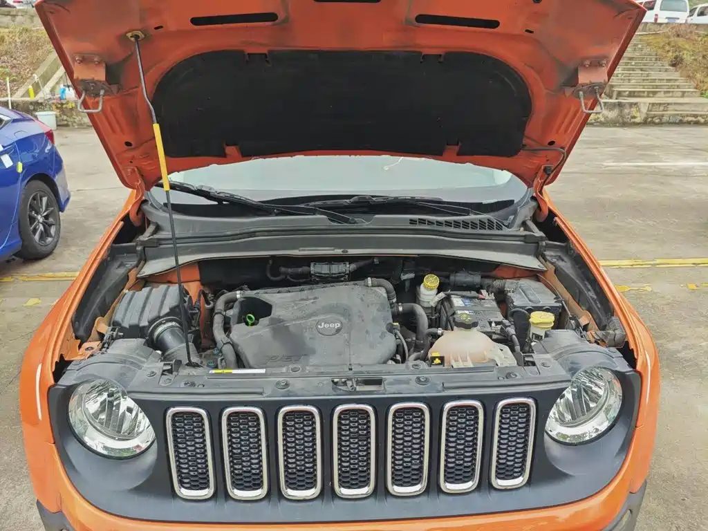 Jeep Renegade — фото 20